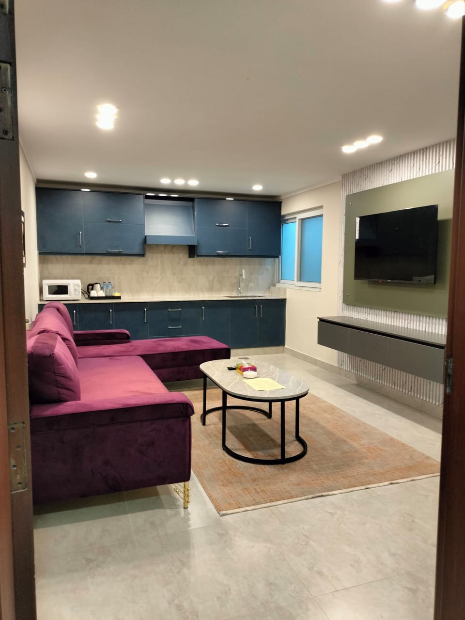 Executive Suite, 1 Queen Bed | Living area | 56-inch Smart TV with cable channels