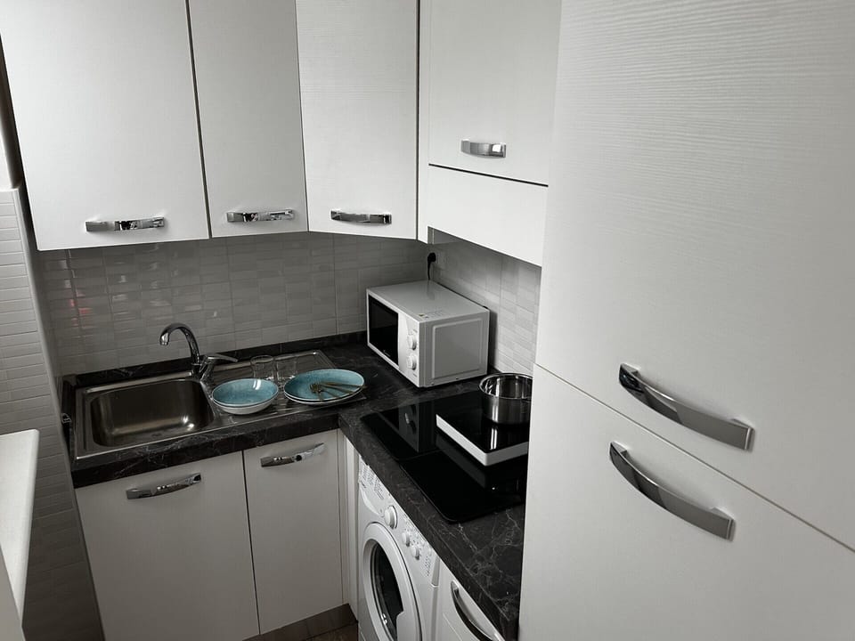 Studio, 1 Double Bed | Private kitchen | Electric kettle, dining tables