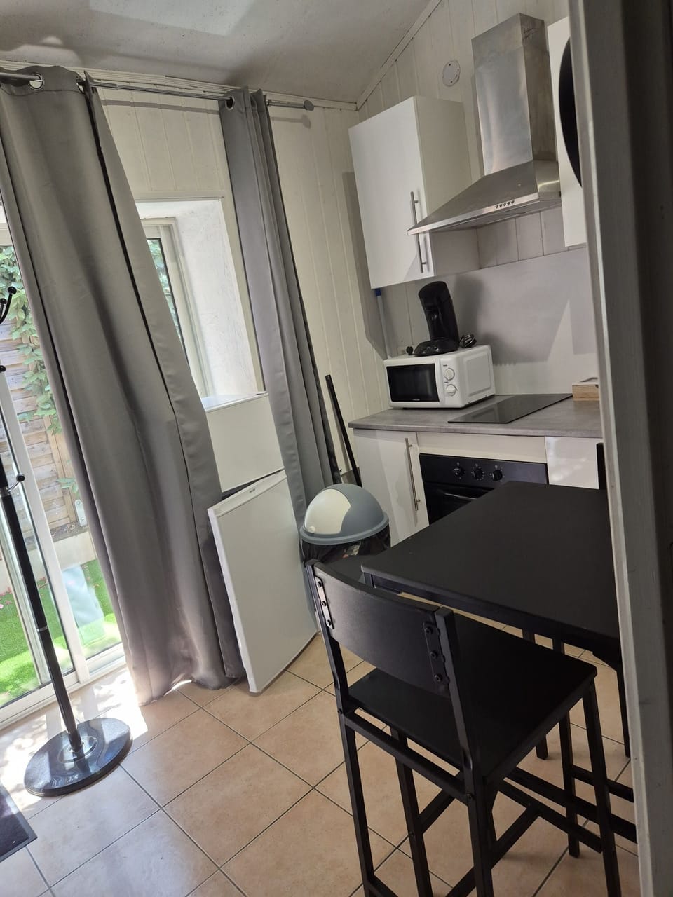 Traditional Room | Private kitchen | Full-size fridge, microwave, oven, stovetop