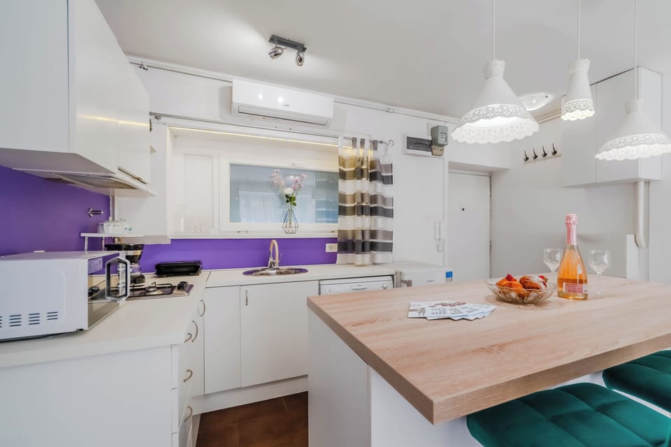 Standard Studio, Microwave (Charming Downtown Studio) | Private kitchenette