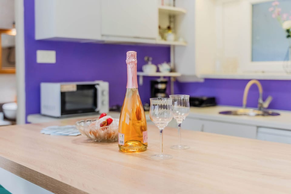 Standard Studio, Microwave (Charming Downtown Studio) | Private kitchenette