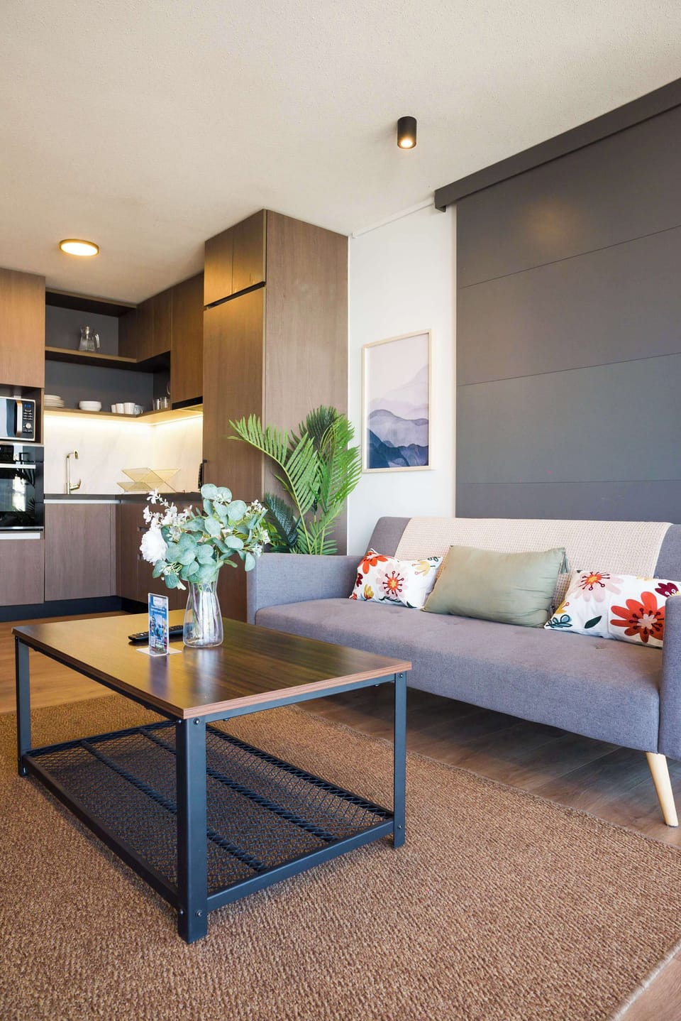 Cozy living space with modern decor and a fully-equipped kitchen, perfect for relaxing after a day exploring the city.