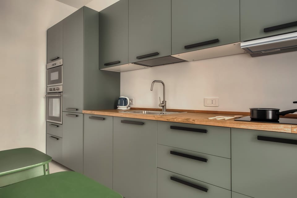 Apartment, 3 Bedrooms, Balcony, Courtyard View | Private kitchen | Electric kettle, dining tables