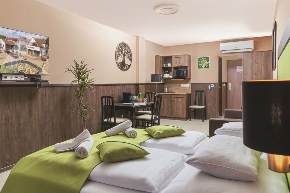 Superior Studio | In-room safe, blackout drapes, soundproofing, WiFi (free)
