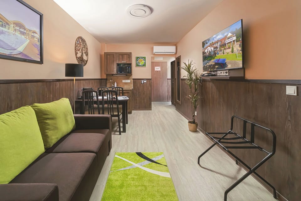 Deluxe Studio, Balcony, Garden View | In-room safe, blackout drapes, soundproofing, WiFi (free)
