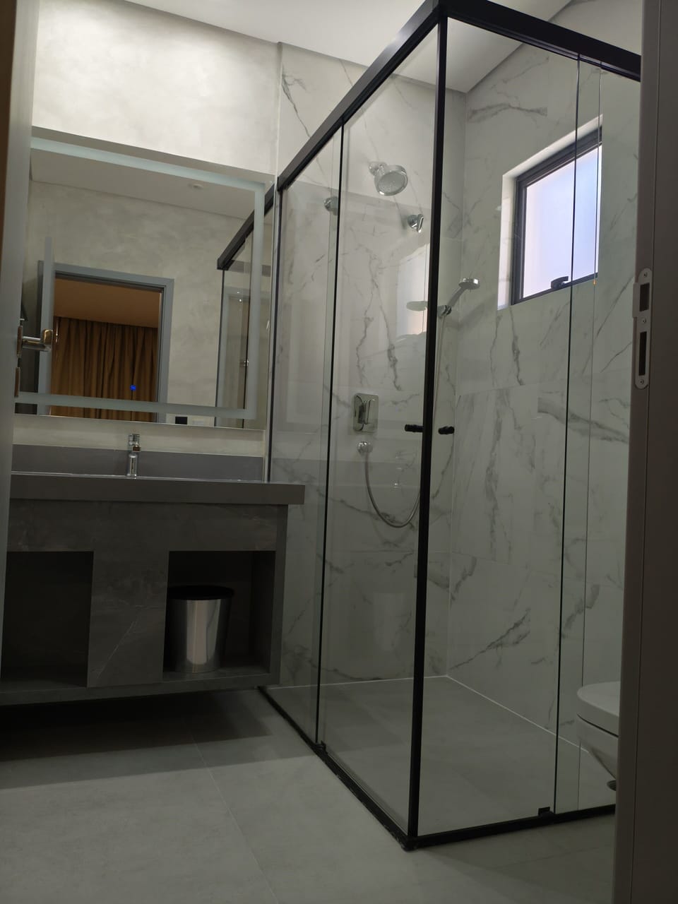 Executive Triple Room | Bathroom | Free toiletries, hair dryer, soap, shampoo