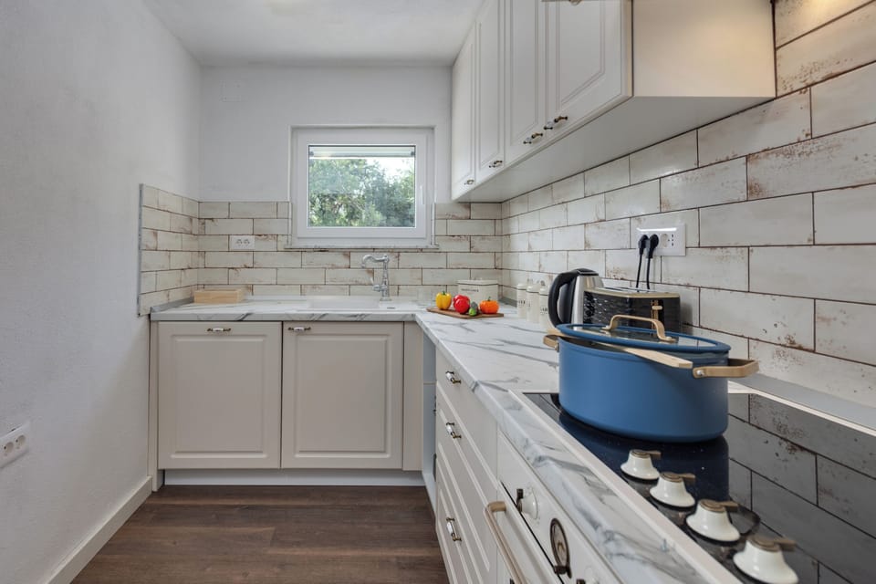 Family House, 3 Bedrooms, 2 Bathrooms, Mountainside (Hidden Pool House With Sea View) | Private kitchen