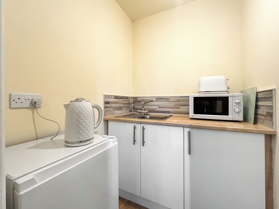 Kitchen | Denelea Studio 1 - Denelea Apartments, Scarborough