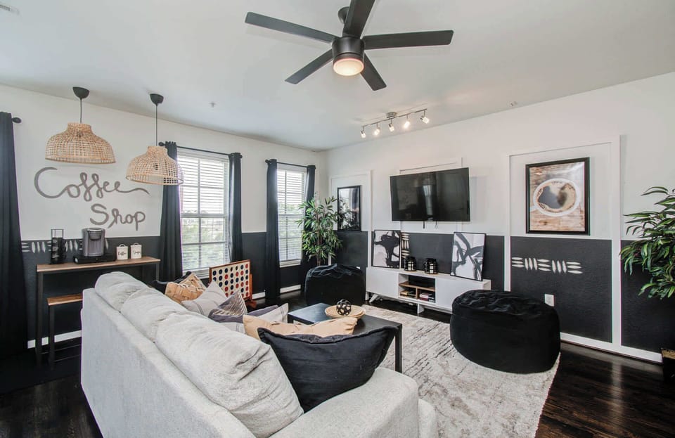 Furnished and decorated with your comfort in mind, this living room is perfect for catching up with your travel companion or simply watching your favorite TV shows!