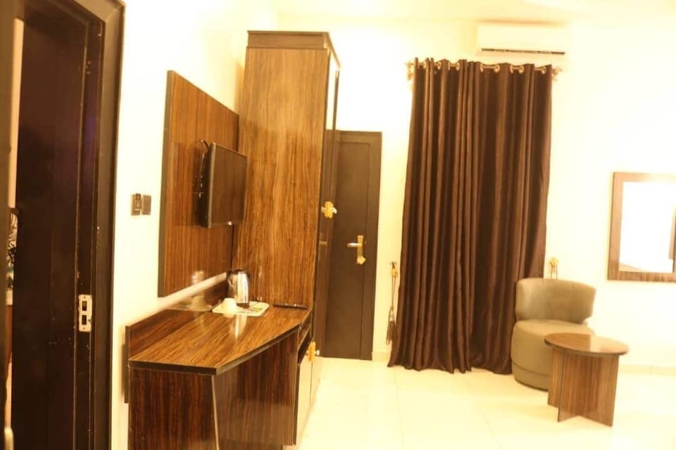 Deluxe Studio, Balcony | In-room safe, desk, laptop workspace, blackout drapes