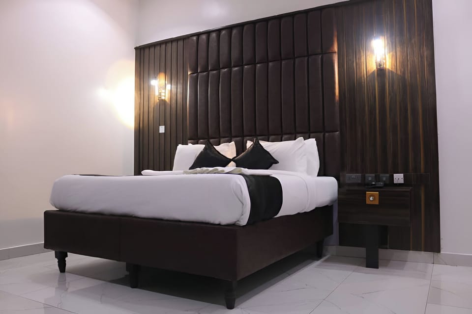 Deluxe Single Room, Balcony, City View | In-room safe, desk, laptop workspace, blackout drapes