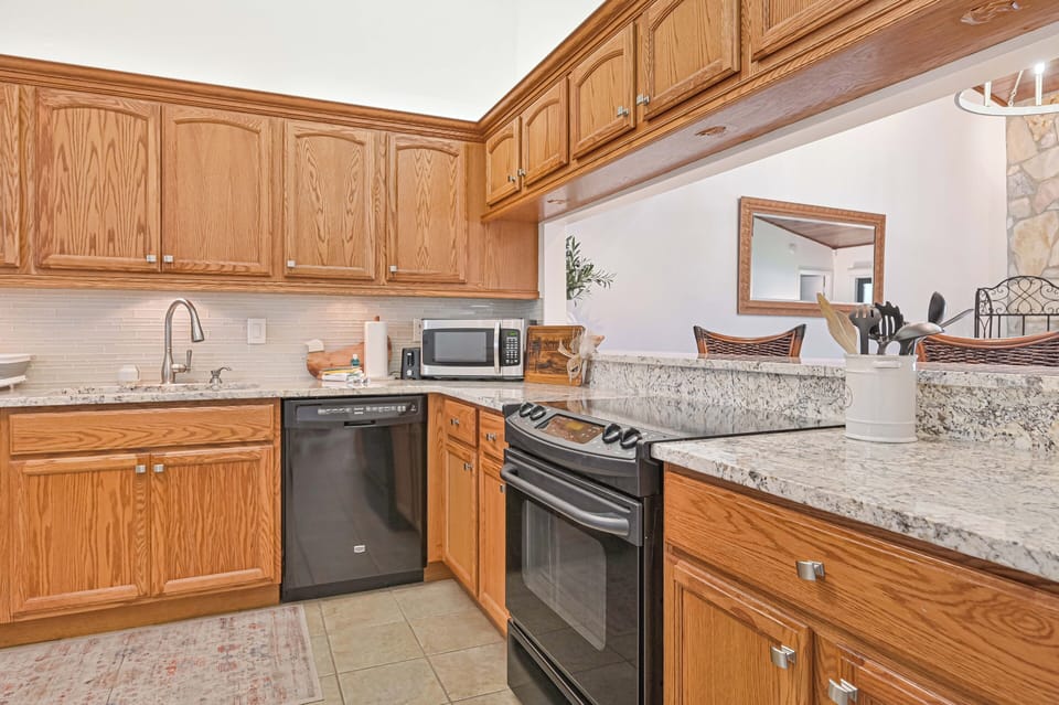 FCC204 - Fully equipped kitchen with breakfast nook and breakfast bar