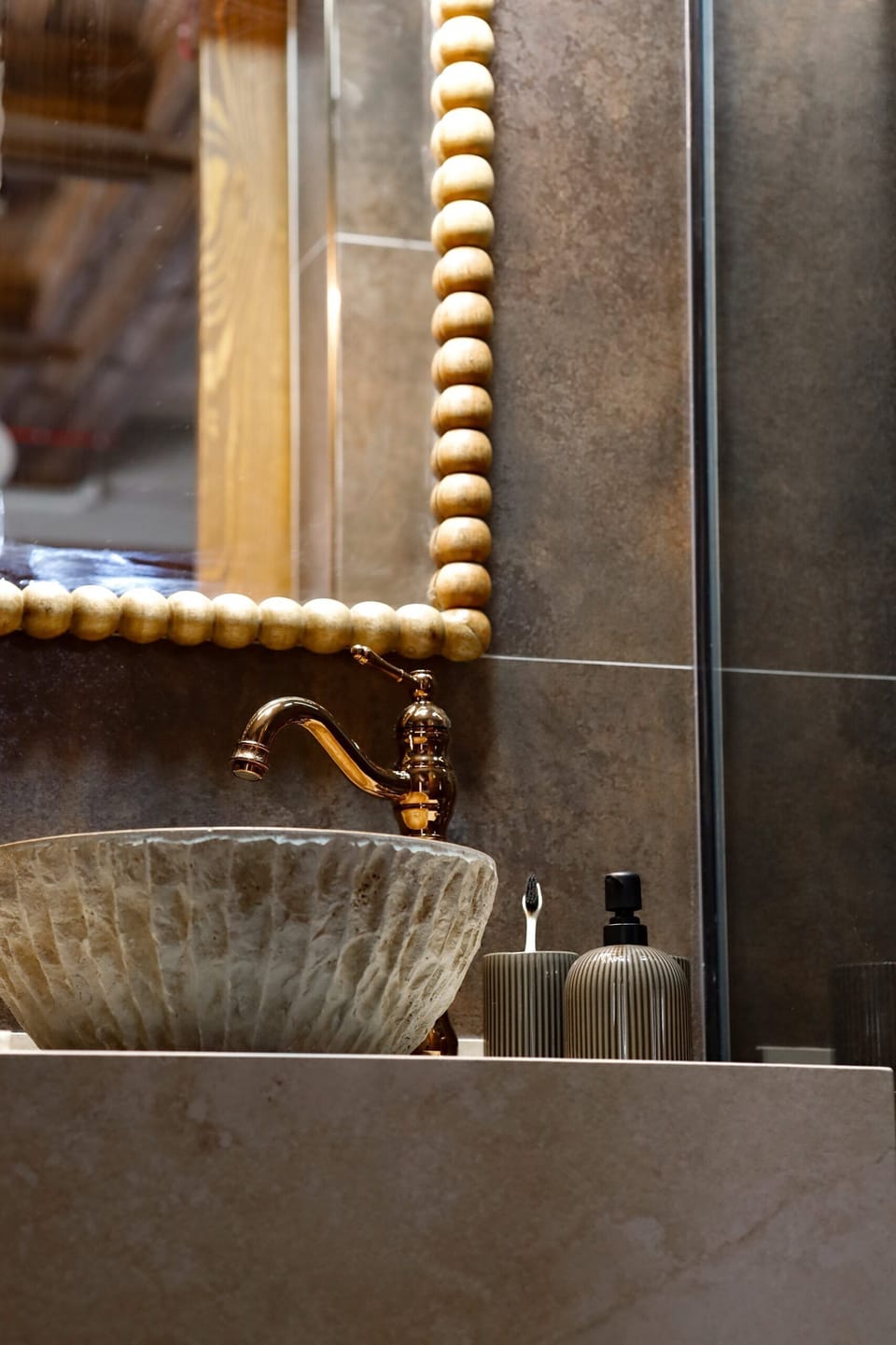 Deluxe Double Room | Bathroom | Shower, rainfall showerhead, hair dryer, towels
