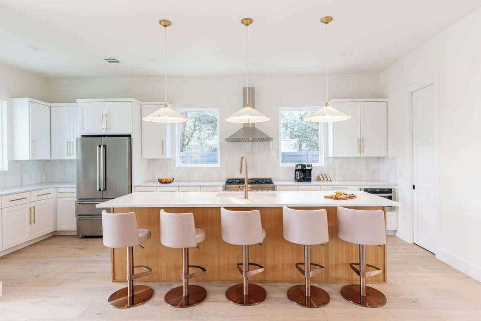 Whip It, Sip It, Serve It Up – The Kitchen That Does It All
Whether you're here to chef it up or just pop bottles and vibe, this kitchen is ready to deliver. A true culinary haven.