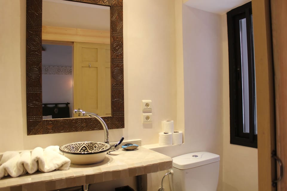 Superior Room | Bathroom | Shower, free toiletries, hair dryer (on request), towels