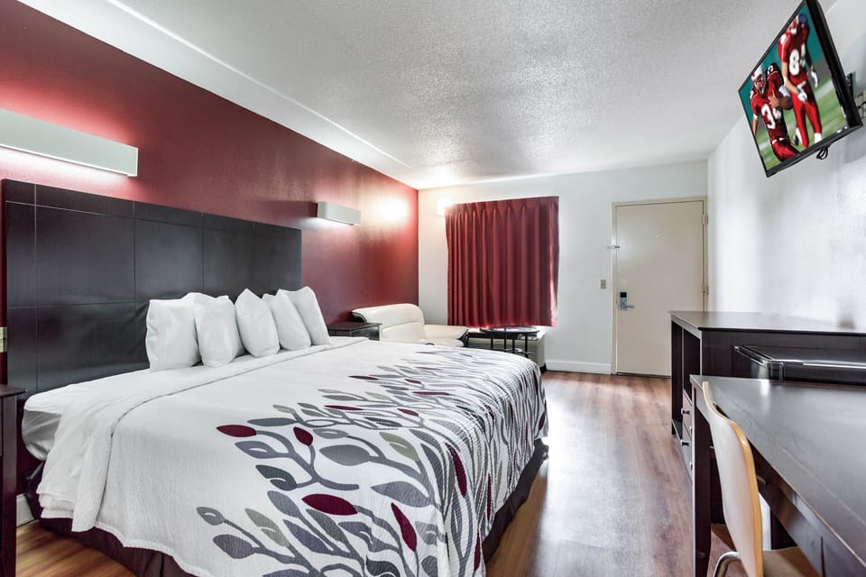 Superior Room, 1 King Bed, Non Smoking | Desk, laptop workspace, free WiFi, bed sheets