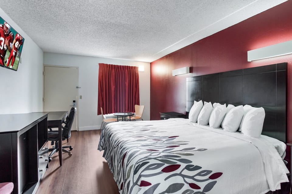 Deluxe Room, 1 King Bed, Smoking | Desk, laptop workspace, free WiFi, bed sheets
