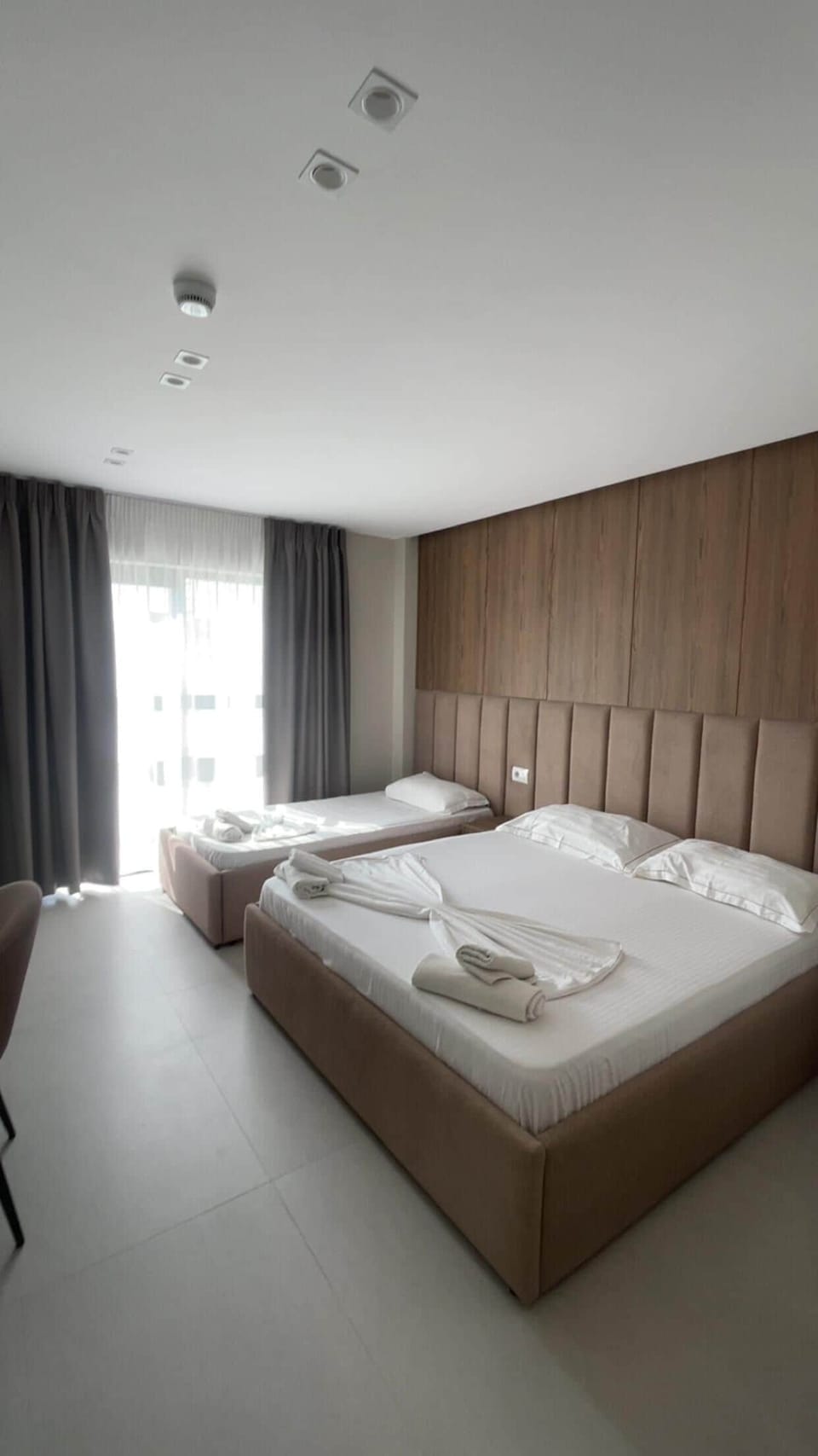 Comfort Triple Room | In-room safe, desk, soundproofing, WiFi (free)