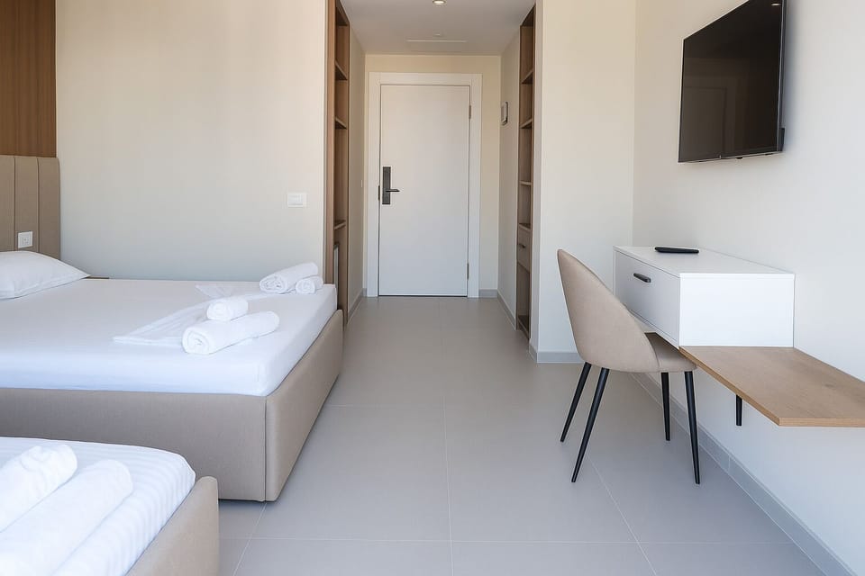 Comfort Triple Room | In-room safe, desk, soundproofing, WiFi (free)