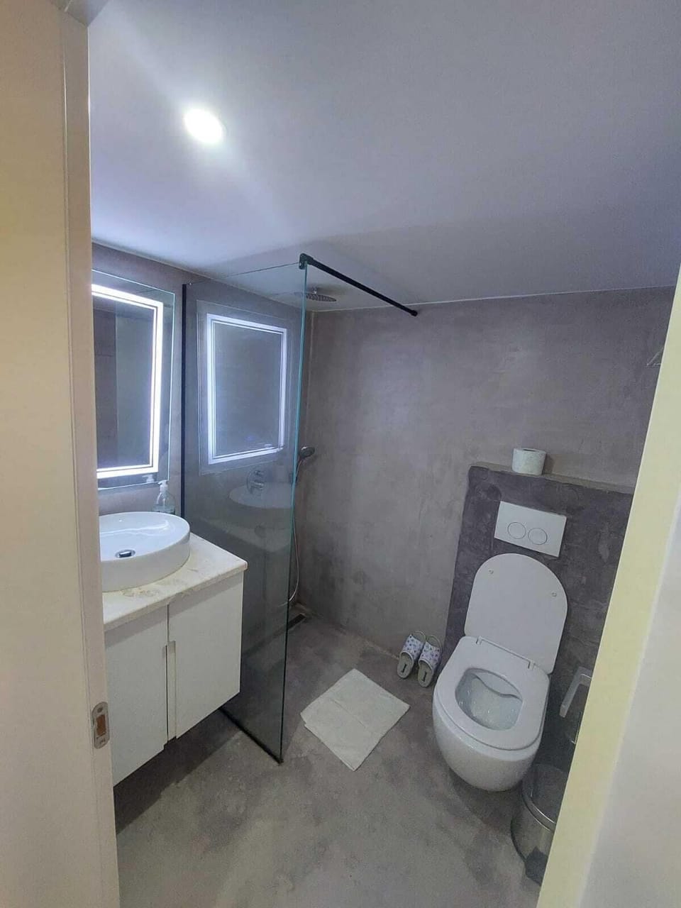 Standard Room, Garden View | Bathroom | Shower, hair dryer, slippers, towels