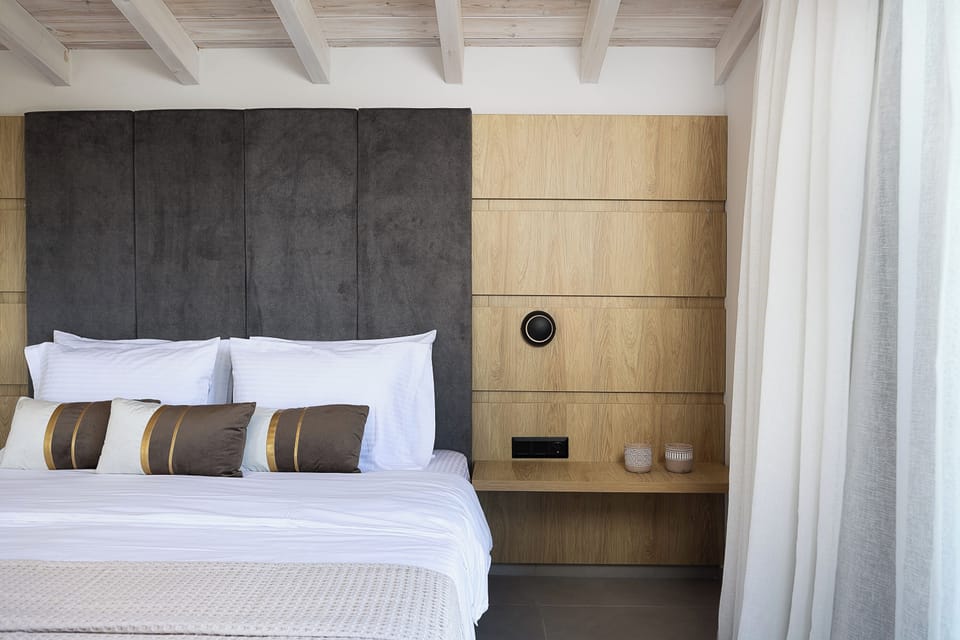 The second bedroom is locate din the first floor featuring a queen size bed.