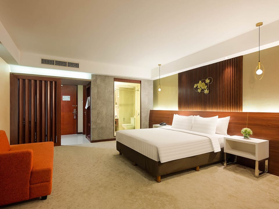 Junior Suite | Free minibar, in-room safe, desk, laptop workspace