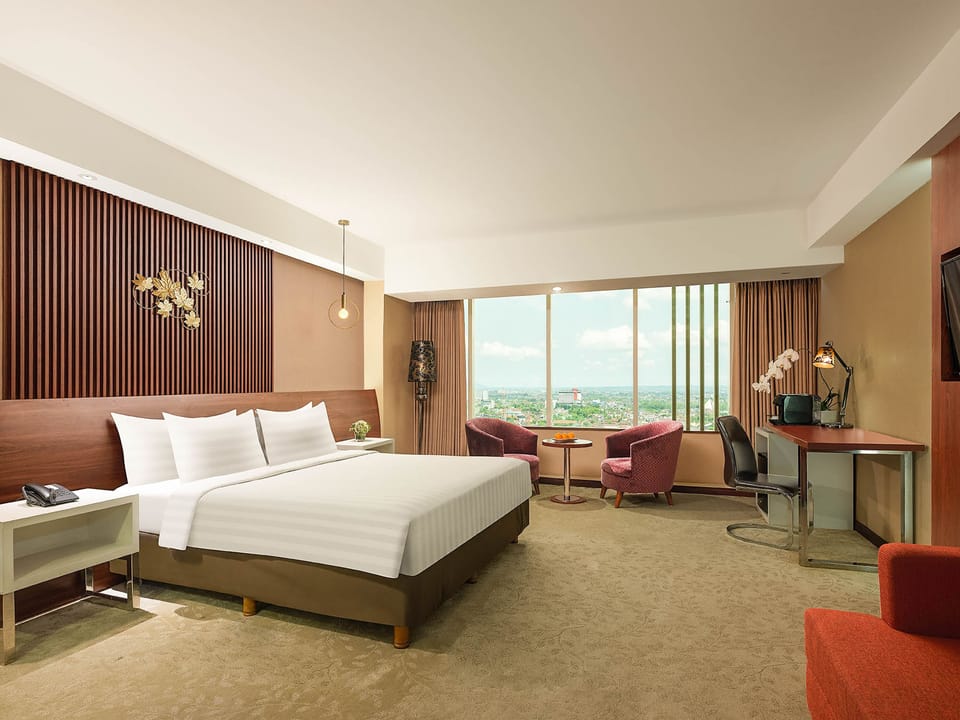 Junior Suite | Free minibar, in-room safe, desk, laptop workspace