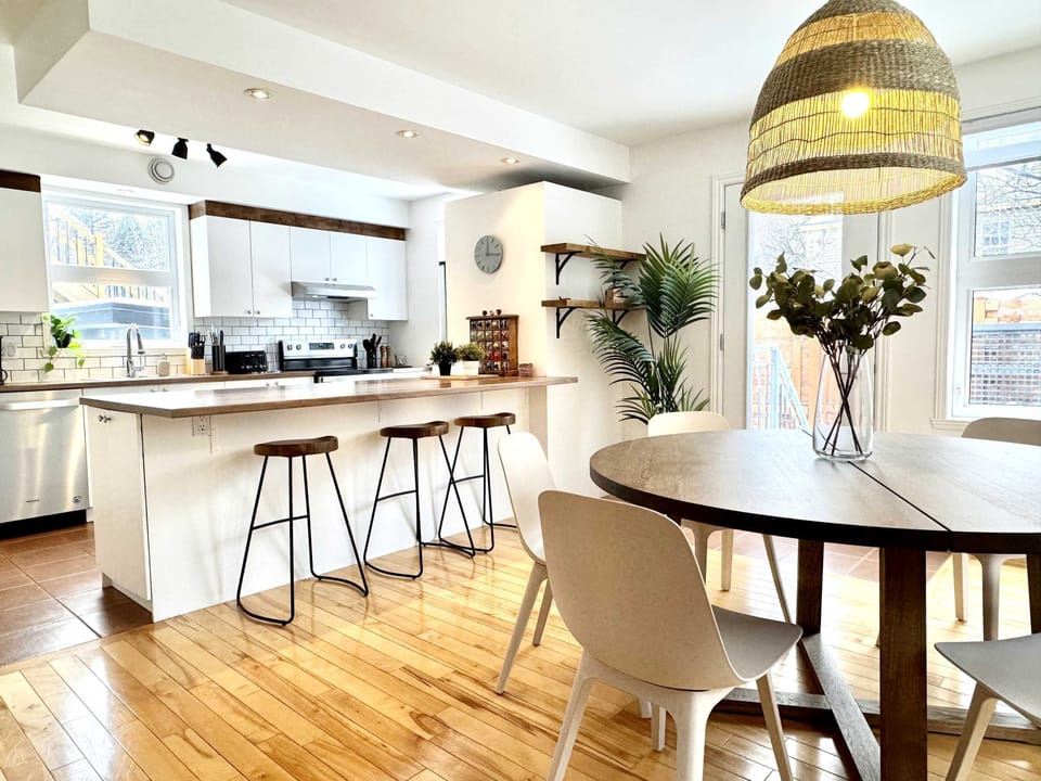 Cuisine moderne : un espace lumineux et aéré avec des appareils élégants et un îlot tendance, parfait pour vivre vos aventures culinaires et partager des moments savoureux en toute convivialité.