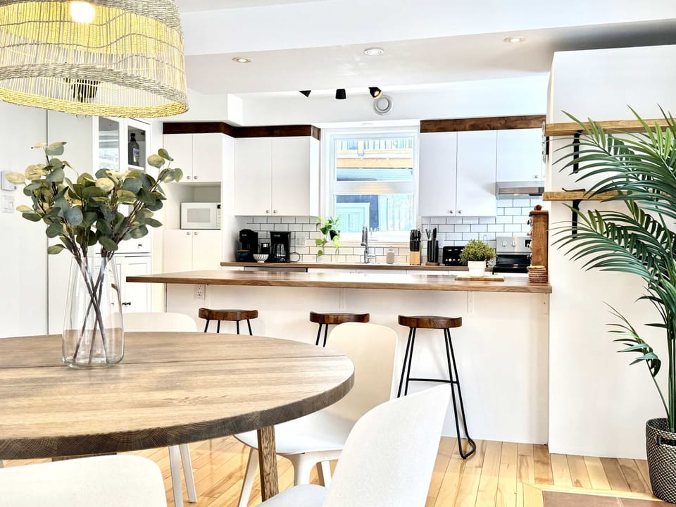 Cuisine à aire ouverte : un espace lumineux et aéré, rehaussé de touches modernes, parfait pour vos aventures culinaires. Un lieu convivial où cuisiner devient un vrai plaisir à partager.