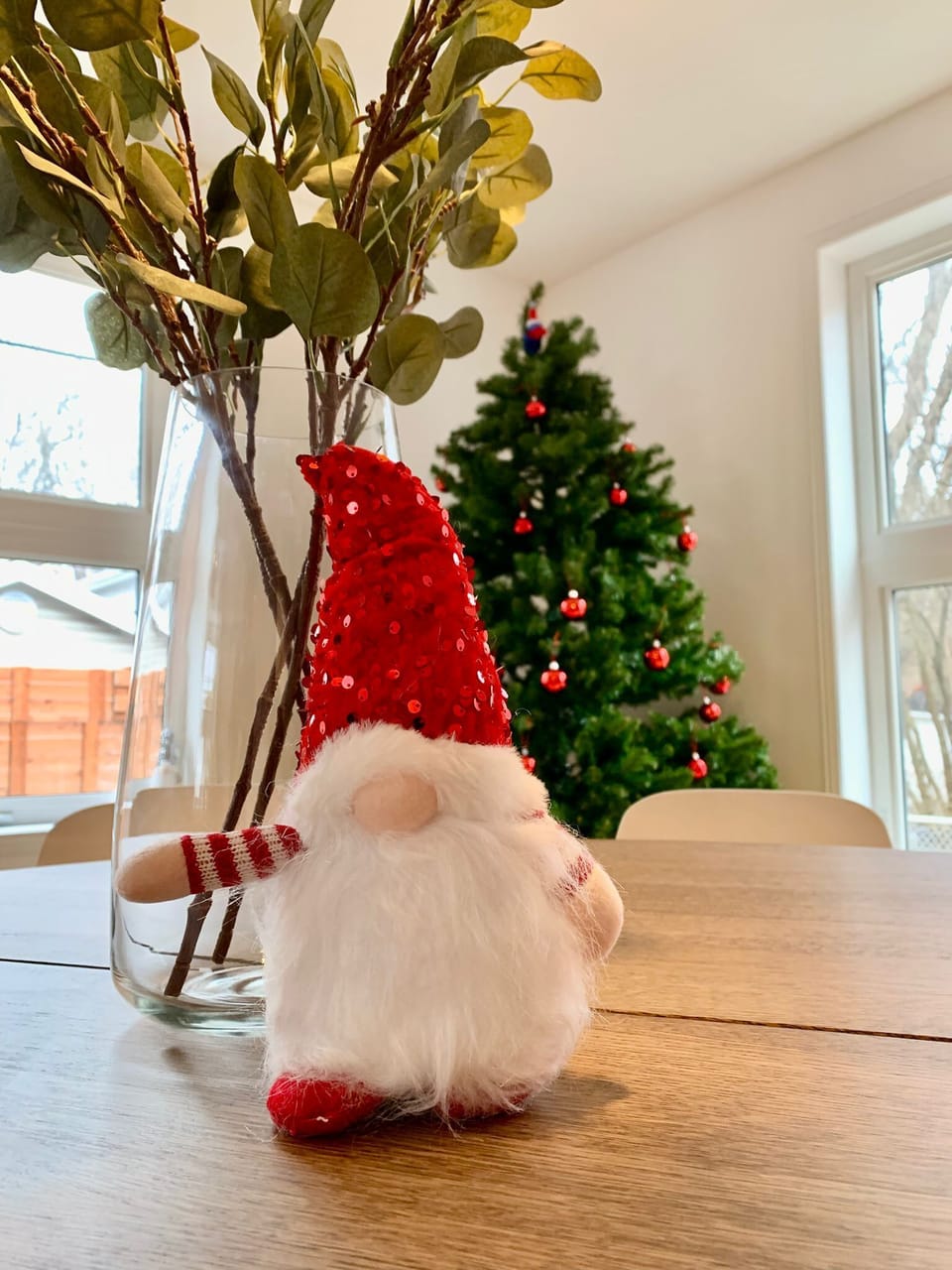 Espace repas : un cadre lumineux orné d’une déco festive et d’une ambiance joyeuse, parfait pour vos repas de fête et moments partagés en toute convivialité.