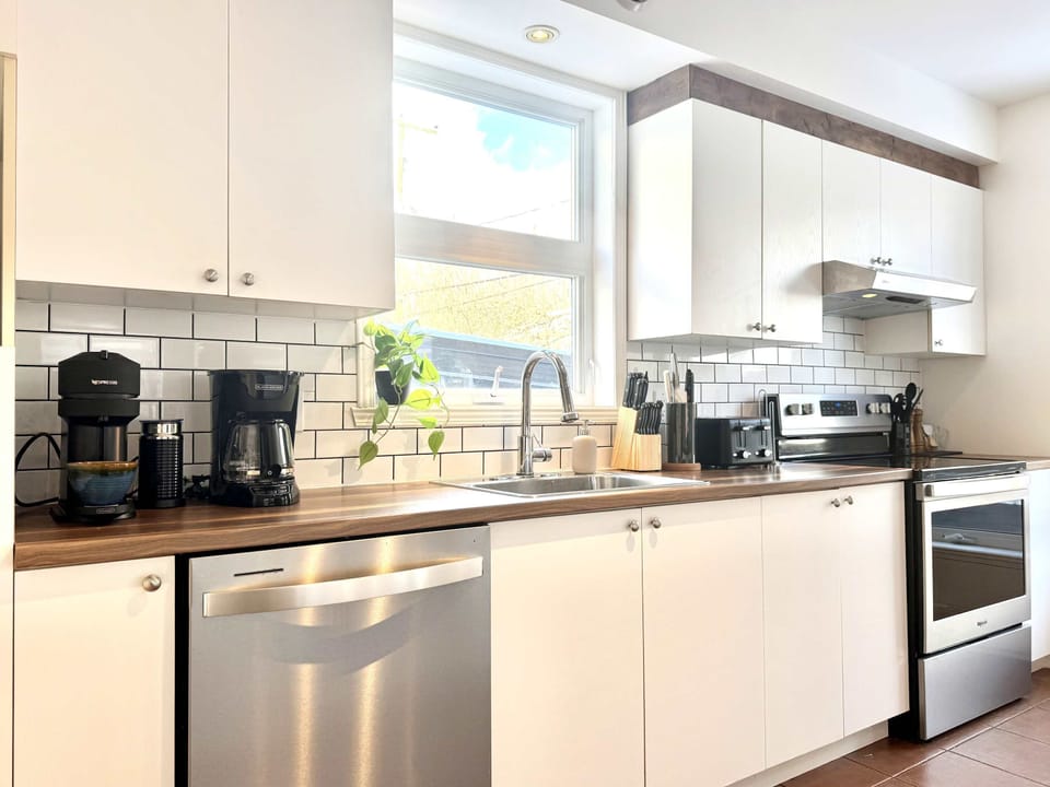 Cuisine élégante : profitez d’appareils modernes et d’un décor raffiné qui rendent la préparation des repas agréable et inspirante. Un espace où style et convivialité se rencontrent.