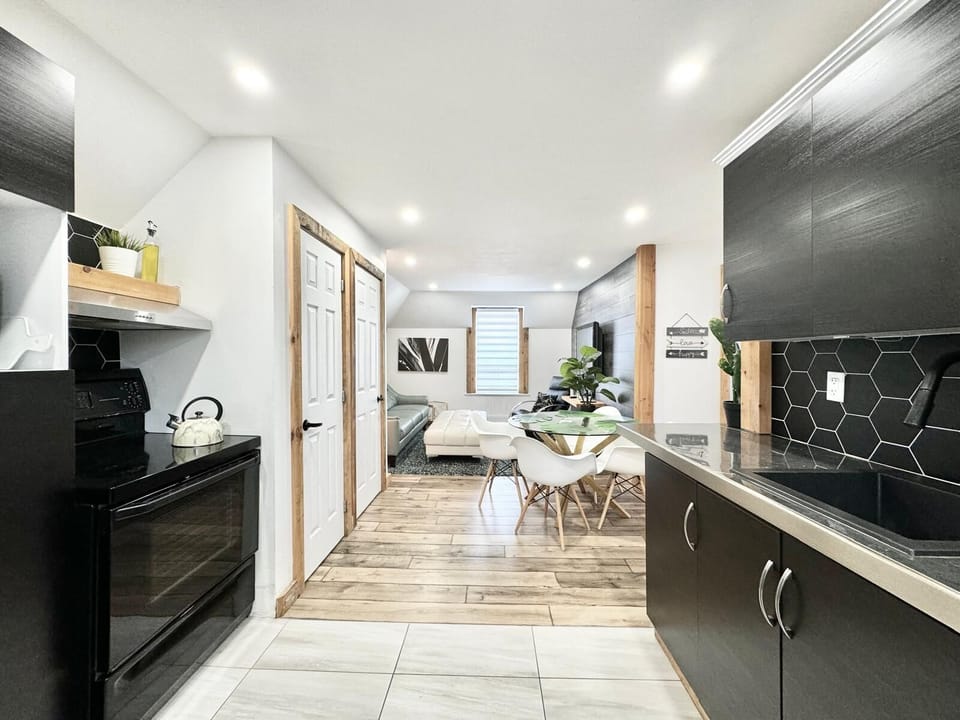 Cuisine complète: un design élégant et fonctionnel, avec des appareils modernes et un bel espace pour vos créations culinaires.
