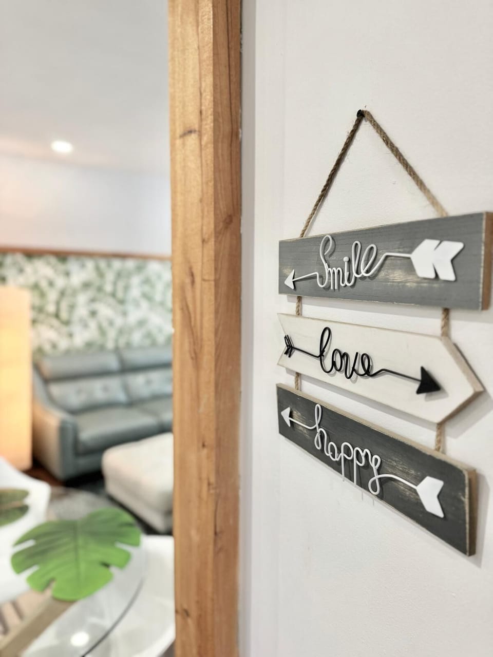 Salon : lumineux, élégant et plein de vie — profitez d’un décor moderne et d’une ambiance chaleureuse et accueillante.