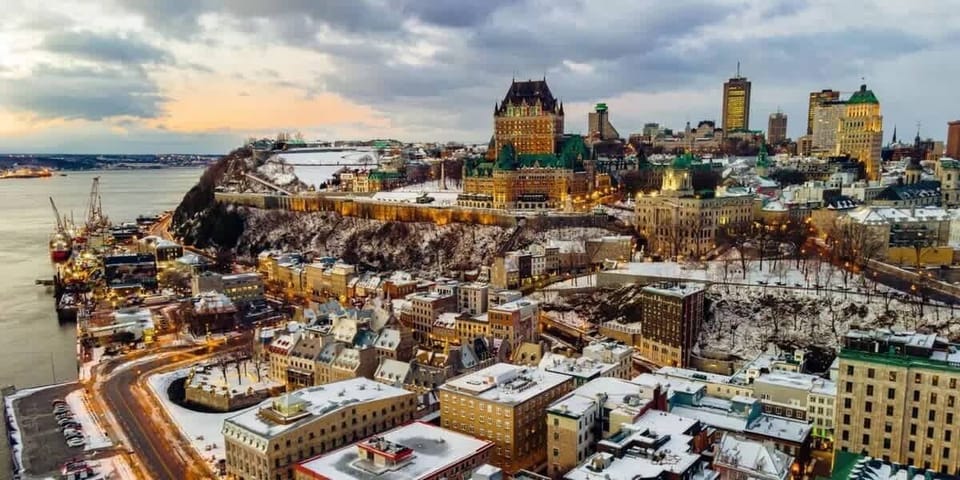 Admirez une vue panoramique sur le Vieux-Québec avec le majestueux Château Frontenac en vedette, surplombant fièrement le quartier historique et offrant un décor emblématique du patrimoine canadien.