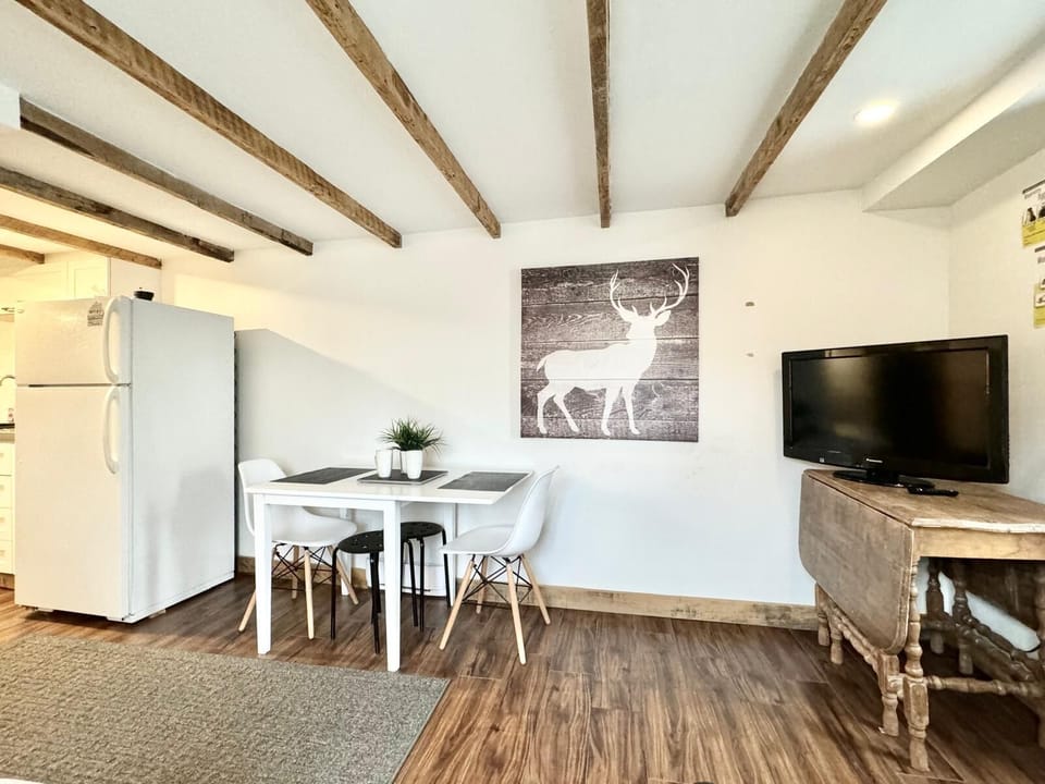 Espace repas et télévision : lumineuse et conviviale, cette pièce moderne est idéale pour partager repas et bons moments en famille ou entre amis.