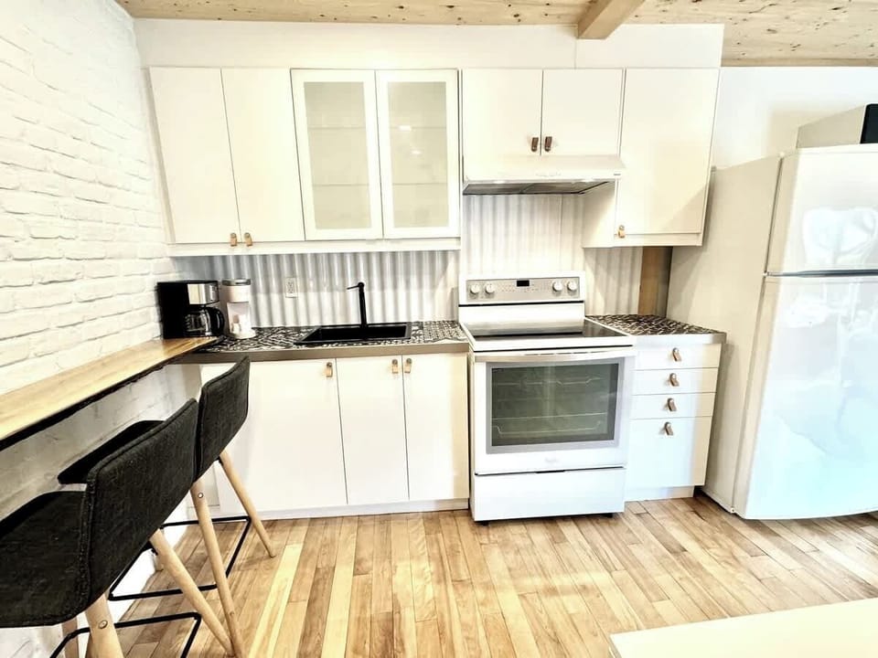 Moderne et fonctionnelle. Cette cuisine complète a tout pour vos repas de vacances. Design épuré (blanc, bois, briques) pour une ambiance chaleureuse. 