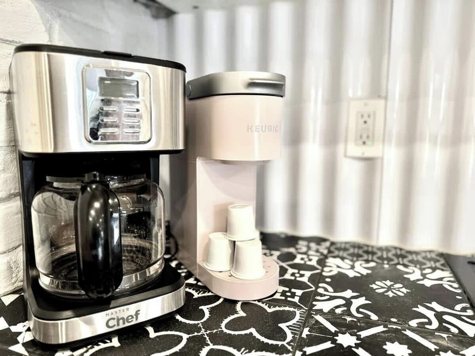 Le carburant de vos vacances. Coin café pratique et bien équipé! Pour un expresso rapide ou une grande tasse. Profitez de chaque instant. 
