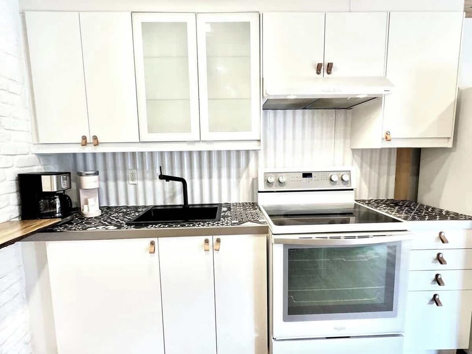 Un style qui donne faim! Cuisine blanche lumineuse avec des touches de noir et de cuivre. Tout est là pour que vous vous sentiez comme à la maison. 
