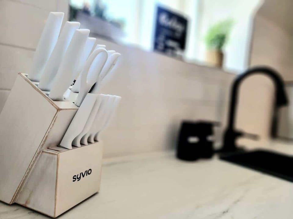 Cuisine design : un espace moderne et fonctionnel, avec des couteaux élégants, une déco raffinée et une belle luminosité naturelle.