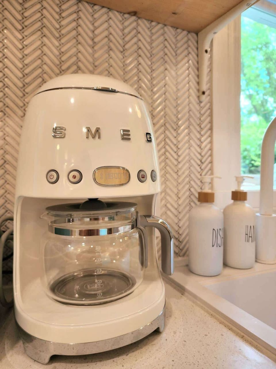 Préparez votre café du matin avec style grâce à cette cafetière SMEG au design rétro et élégant — l’alliance parfaite du charme et de la modernité.