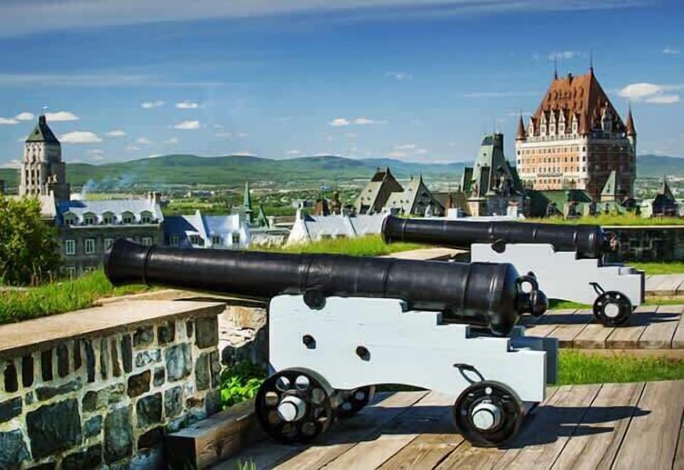 La Citadelle de Québec est à environ 3 km — soit moins de 7 min en voiture. Située sur le Cap‑Diamant, à côté des Plaines d’Abraham, elle fait partie intégrante des fortifications historiques de Québec. www.lacitadelle.qc.ca