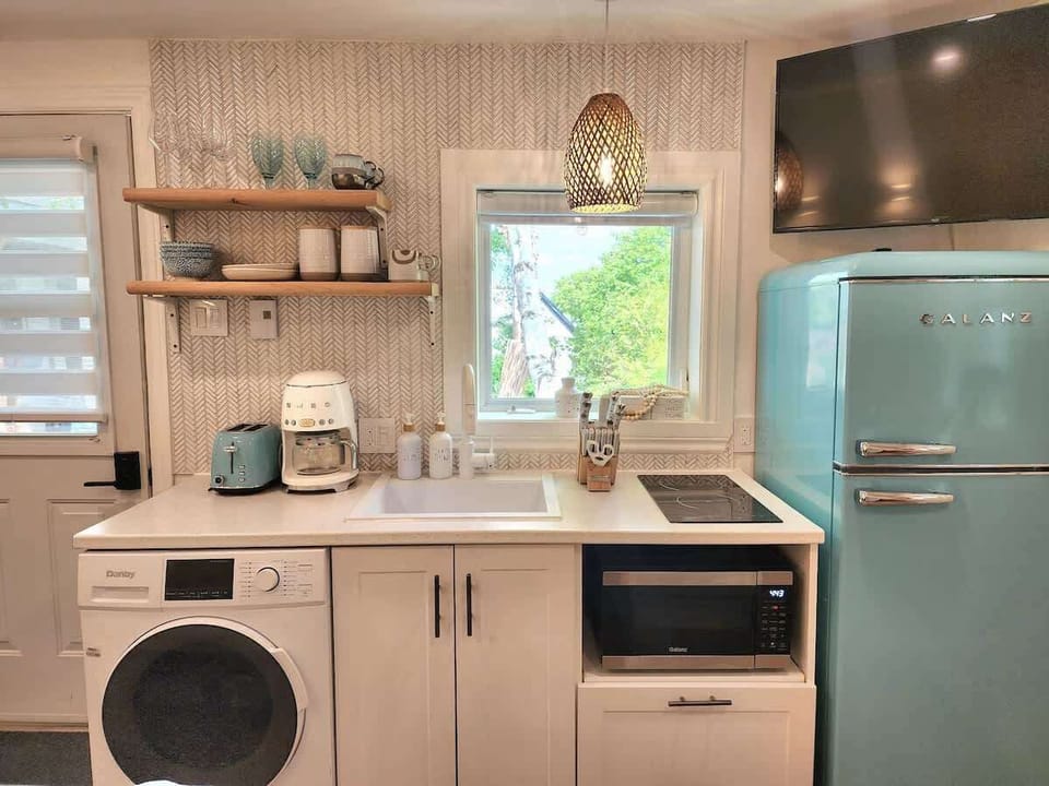 Cuisine pleine de charme au style rétro avec commodités modernes — idéale pour préparer de délicieuses spécialités locales dans une ambiance conviviale.