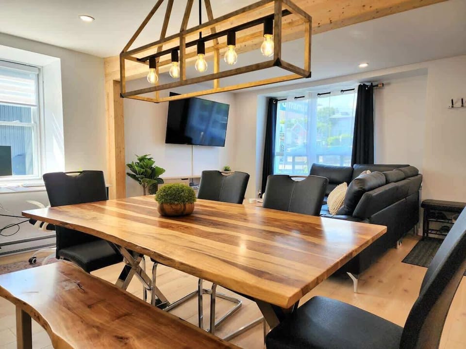 Salle à manger : retrouvez-vous autour de la superbe table en bois naturel pour savourer repas et conversations animées.