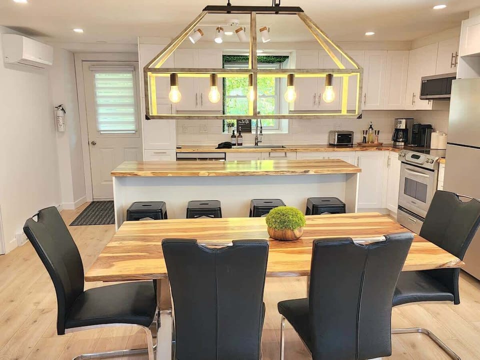 Cuisine gourmande : un design moderne sublimé par des accents de bois, idéal pour cuisiner, partager et créer de beaux souvenirs.