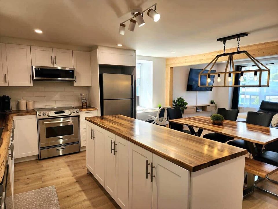 Cuisine & salle à manger : design contemporain, éclairage chic et bel espace ouvert pour cuisiner et partager.
