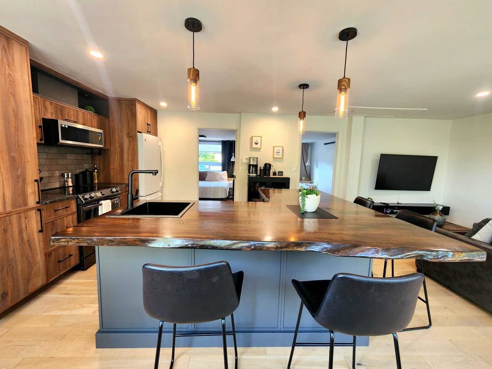 Salle à manger : retrouvez-vous autour de la superbe table en bois naturel pour savourer repas et conversations animées.