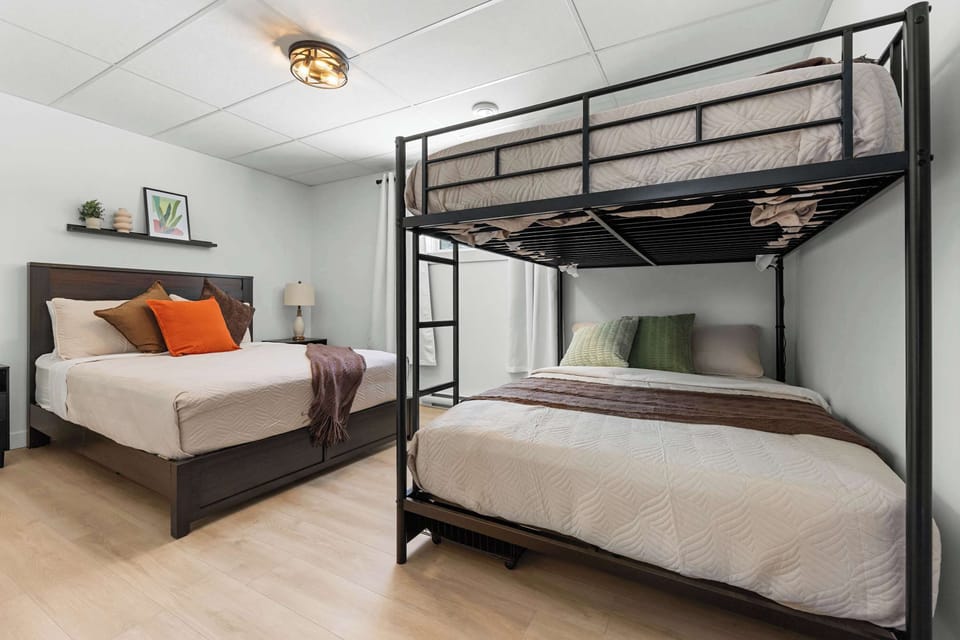 Chambre : Lit double élégant et lits superposés pour une escapade familiale inoubliable à Shannon !