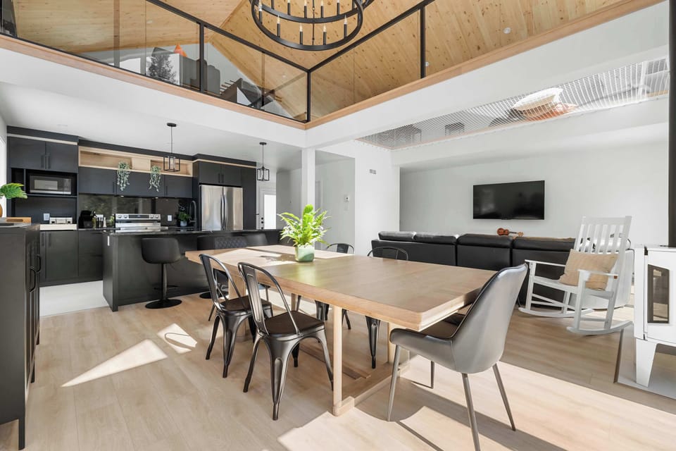 Espace repas : Élégance moderne et lumière naturelle pour des repas conviviaux en toute sérénité.