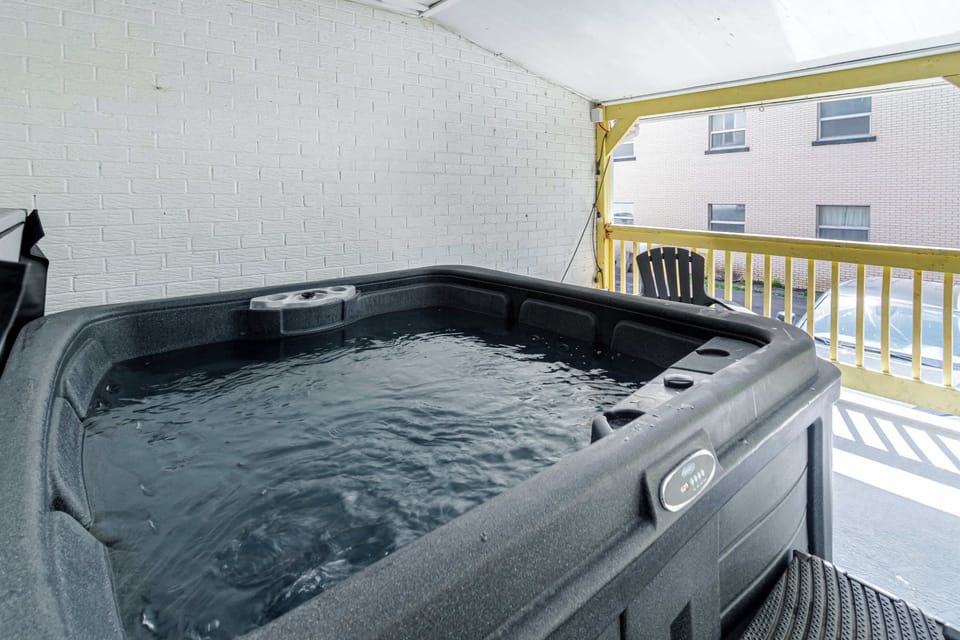 Détendez-vous dans votre jacuzzi privé après une journée d'aventure, entouré de sérénité !
