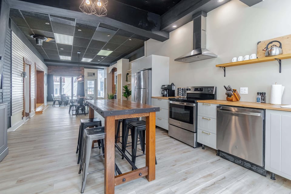 Le charme rustique rencontre la fonction moderne, parfait pour les aventures culinaires!
